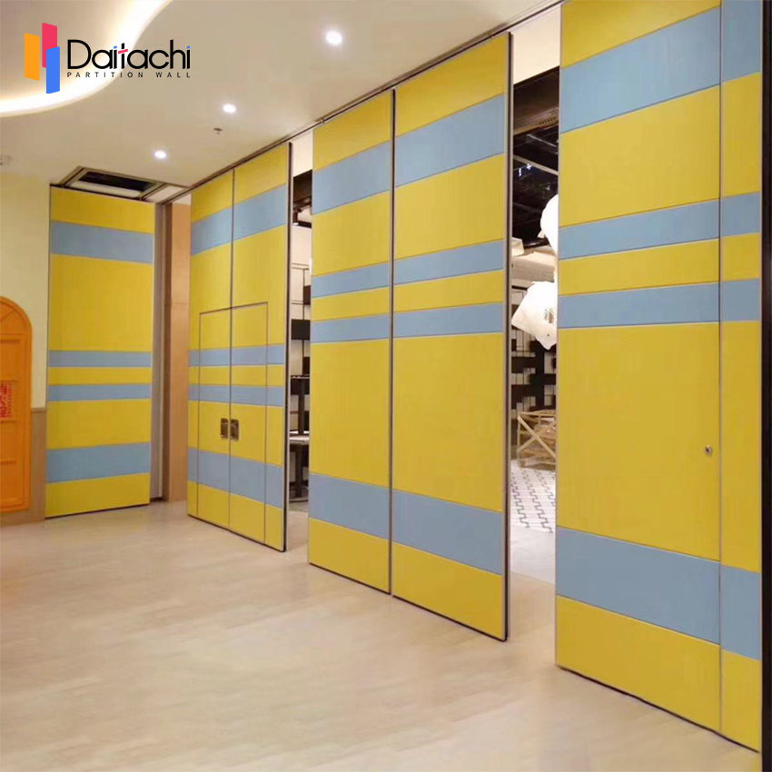 movable <a href=https://www.daitachipartitionwall.com/product/office-partition.html target='_blank'>Office Partition</a> with door