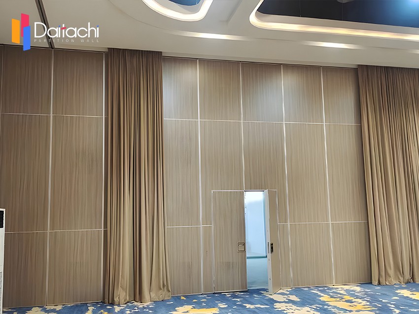 Wooden Hotel Operable Partition Wall With Inset Doors